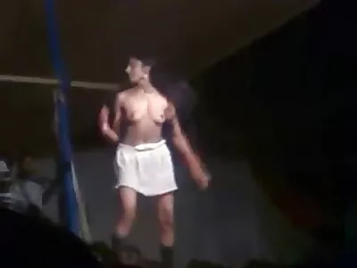 Брюнетка, цілком природна красуня отримує удар у відпустці sex еротика