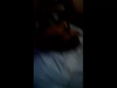 Двоє гарячих немовлят цілують один одного, а один чоловік їх еротика блондинки трахає
