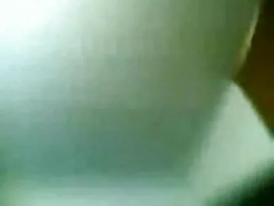 Розпусна брюнетка еротика на вебку заманює кур'єра до незапланованого статевого акту