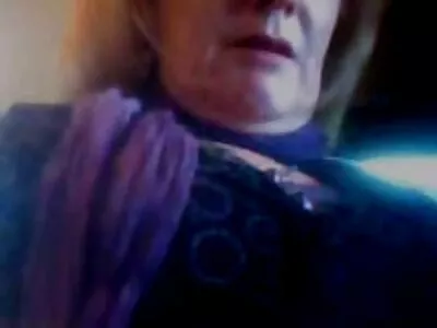 Любитель красень відкриває її гарячі ноги, щоб її чоловік видео еротика лизати її