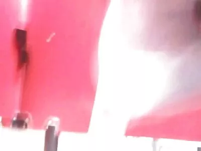 Чарівна блондинка в видео еротика білизні з чубчиком у віртуальній реальності